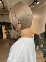 メリー オオサカ(Merly Osaka)&nbsp;クールでオシャレ！前下がりショート×ブロンド_blond beige_