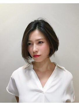 サードプレイス(3rd PLACE) クールな美フォルムの前下がりボブ