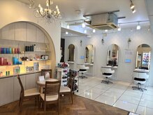 フレア(FLAiR)の雰囲気（白を基調とした店内でゆったりとした寛ぎのサロンタイムを♪/N.）