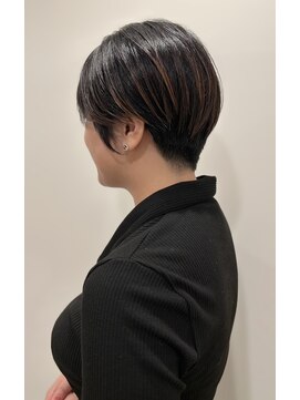 ハロ ハッピーヘアライフ 長居店(Halo happyhairlife) 韓国風×刈り上げショートでつくる、丸みタイトな美シルエット