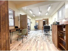 リプレイス(re place)の雰囲気（木を基調にした落ち着いた店内♪閑静な住宅街で静かです【那覇】）