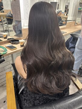 モク(mok) ツヤ感ダークブラウン×ゆるやかウェーブ