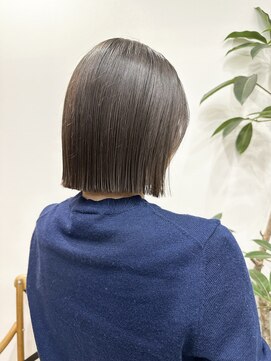 ディーエックス スリー(Dxxxx III) ボブ グレージュ 透明感 切りっぱなし