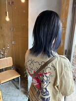 シー 岡崎(,SHE) 黒髪から青へと溶けるクールな裾カラーグラデミディ