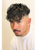 フランクスバーバー アンド ビアークラブ(FRANK'S BARBER and BEER CLUB) ツーブロックサイドパートスペインカール波巻きパーマ I