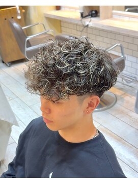 グルーマーズトウキョウ(GROOMER/S TOKYO) スペインカール　外国人風　メンズパーマ　フェード　ハイライト