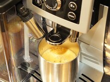 フラワーオーガニック(flower organics)の雰囲気（お待ち頂く合間に挽きたてのコーヒーやカフェラテ等いかがですか）