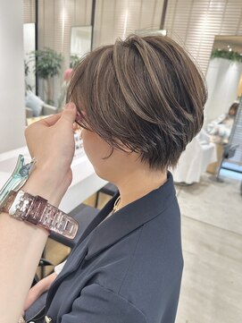 stair : case ginza7【ステアケース】 大人白髪ぼかしハイライトミルクティーグレージュ短めショート