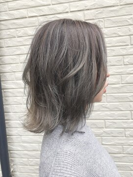 オハーラ(Ojala´) ミディアムレイヤー×ハイトーングレージュデザインカラー