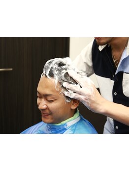 【20時まで営業】疲れを癒す極上ヘッドスパで頭皮ケア！清潔感のあるデキる男に。仕事帰りにも通いやすい◎