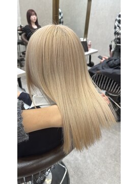 ロンド レア 天神大名店(Lond Le’a) ホワイトブロンド/外ハネボブ /ワイドバング/ブルーブラック