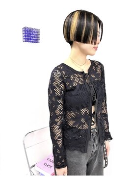 イラカ(elaka) ベージュ×ブラック×ブロックカラー×刈り上げショート