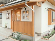 ヘアリエ(Hairie)の雰囲気（白い壁と木材を基調とした建物が目印になっております。）