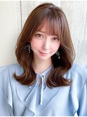 透け感バングと大きめカールのミディアム