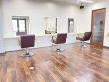 ヘアメイク フェイス(hair make faith)の雰囲気（白を基調とした落ち着いた店内。）