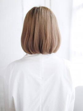 ヘアメイク ナル(hair make nalu) ハイトーングレージュのナチュラルボブスタイル