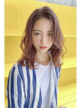 クーエフー(coo et fuu) かきあげ前髪にココアブラウンのフリンジウェーブミディアム藤沢