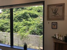 ヘアーメイク オノフ(hairmake ONOFF)の雰囲気（大きな窓の明るい店内で、貸し切りのお時間を。）