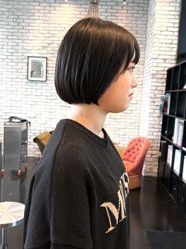 エン(YENN) 首元スッキリ大人なかわいいボブ