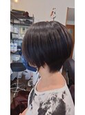 丸みのある前下がりのショートボブスタイル
