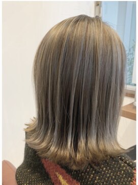 アジール(asile) ラインボブの外ハネ、ハイライトスタイル