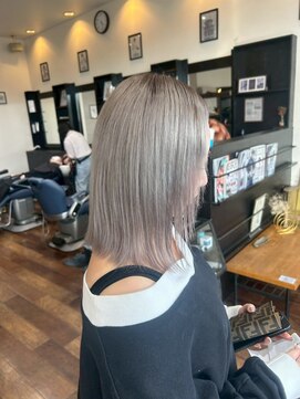 ヘアーワークス ボナ(HAIR WORKS bona.) クールさと透明感が洗練された艶髪セミロング/ブリーチ/Wカラー