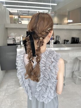 カケル(×.) ふわっとツインアレンジ/お呼ばれヘア