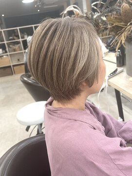 ベルム(Belme) 脱白髪染めハイライトグレーベージュ小顔似合わせカット