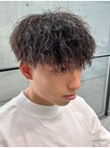 ツイストスパイラルパーマ前下がりマッシュ刈り上げ束感