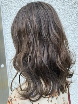 ルッソ チアロ(Lusso chiaro) グレーベージュ×波巻きウェーブ/30代40代50代