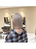 派手髪×ハイトーン×ホワイトベージュ×切りっぱなしボブ