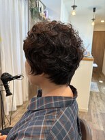 エニシ(Enishi)&nbsp;癖毛を生かしたショートスタイル