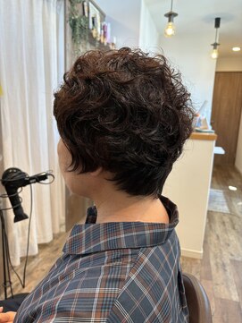 エニシ(Enishi) 癖毛を生かしたショートスタイル