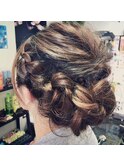 編み込みアップヘアー