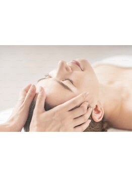 個室での極上ヘッドスパで、頭皮も心もリラックス♪頭皮の血行促進で髪本来の美しさを取り戻します。