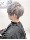 刈り上げ女子メンズライクショートホワイトグレージュカラー