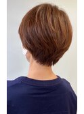 大人女性に向けた襟足がタイトにすっきりと収まるショートヘア