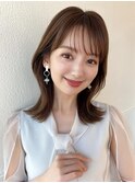 ホワイトグレージュ後れ毛が可愛い顔周りレイヤーミニウルフ