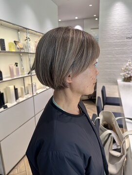 明るい白髪ぼかし　ハイライト　マッシュショート