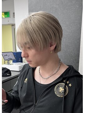 透明感ホワイトベージュ × ナチュラルマッシュショート