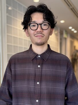 ラパンセヴェールメンズ 栄(LA PENSEE VERT MEN'S) くせ毛を活かしたセンターパート