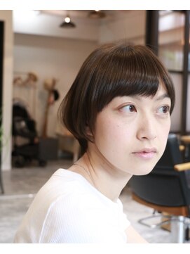 マクナリー(McNally) 丸みのある女性らしいショートスタイル。