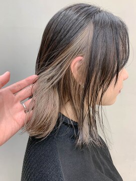 テトヘアー(teto hair) インナーカラー、プラチナブロンド、前下がりボブ、外ハネ