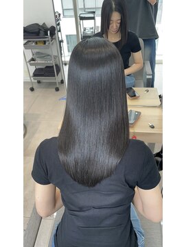 エラ(Ella) 美髪矯正で魅せる漆黒ストレートの艶感