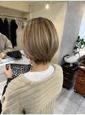 前下がりショート　明るめ　ハイライト　白髪ぼかし　ベージュ