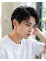 ロア(Roa.)&nbsp;センターパートニュアンスパーマルーズパーマ刈り上げ