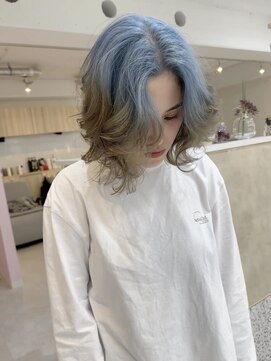 イェッカ パビル(YECCA pabil) 水色からグレージュのルーツカラー（ブリーチ２回）