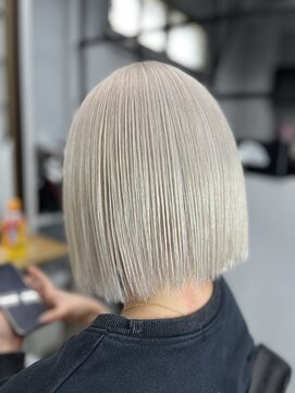 ワン(ONE) white×ボブ