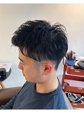 ビハインドザカーテン(BEHIND THE CURTAIN) メンズツーブロック×ローフェード×くせ毛を活かしたヘア