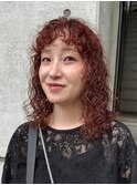 レイヤーカットミディアムパーマくるくるパーマ赤髪レッドカラー